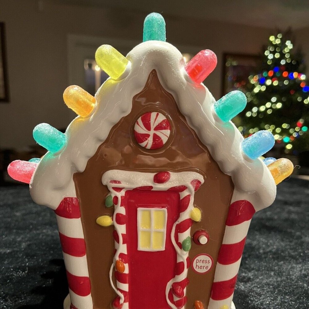 Hallmark 2008 Ceramic Christmas Musical Lighted Gingerbread Gumdrop House